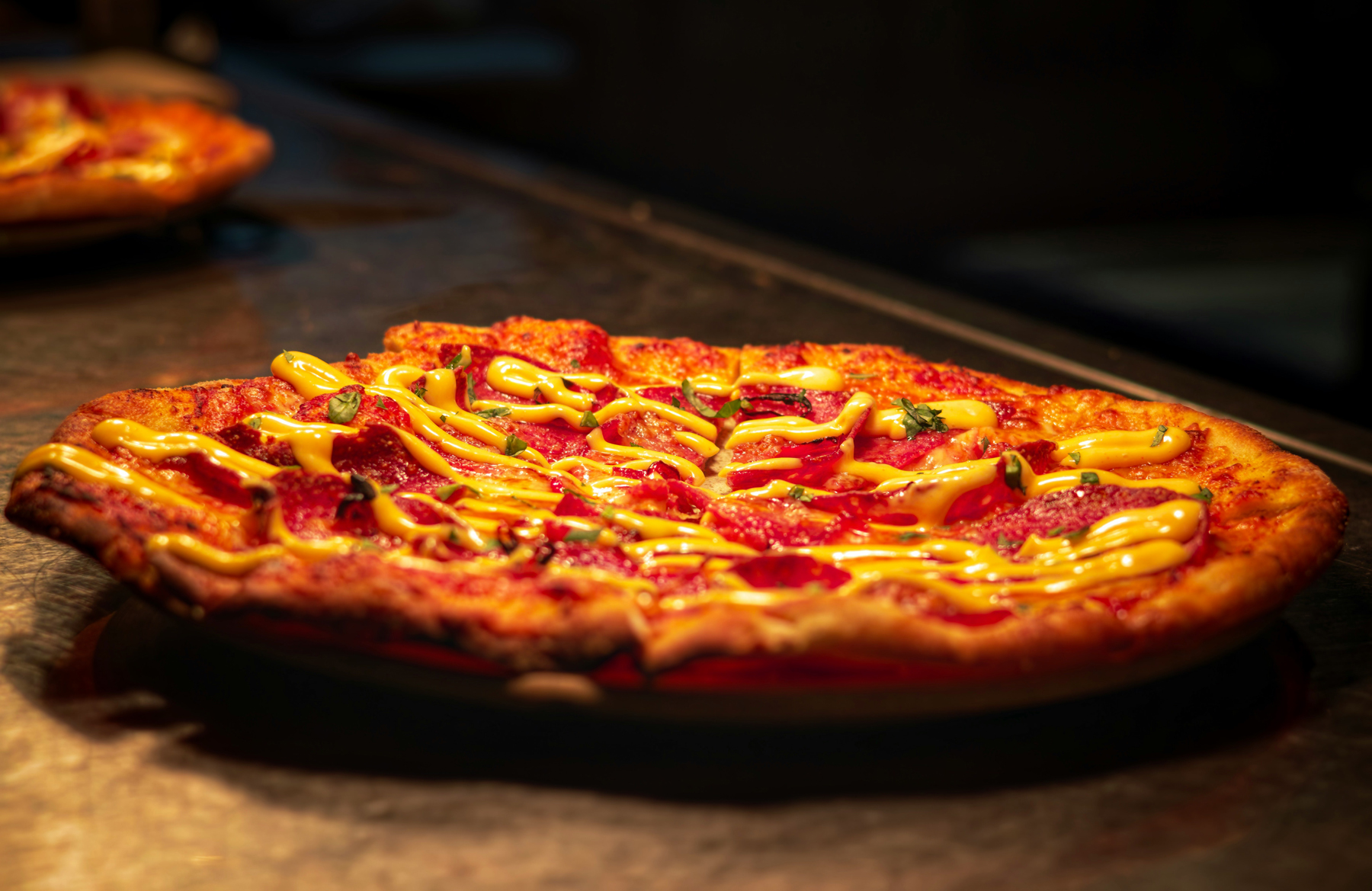 Pizzastein mit eingebrannten Rückständen