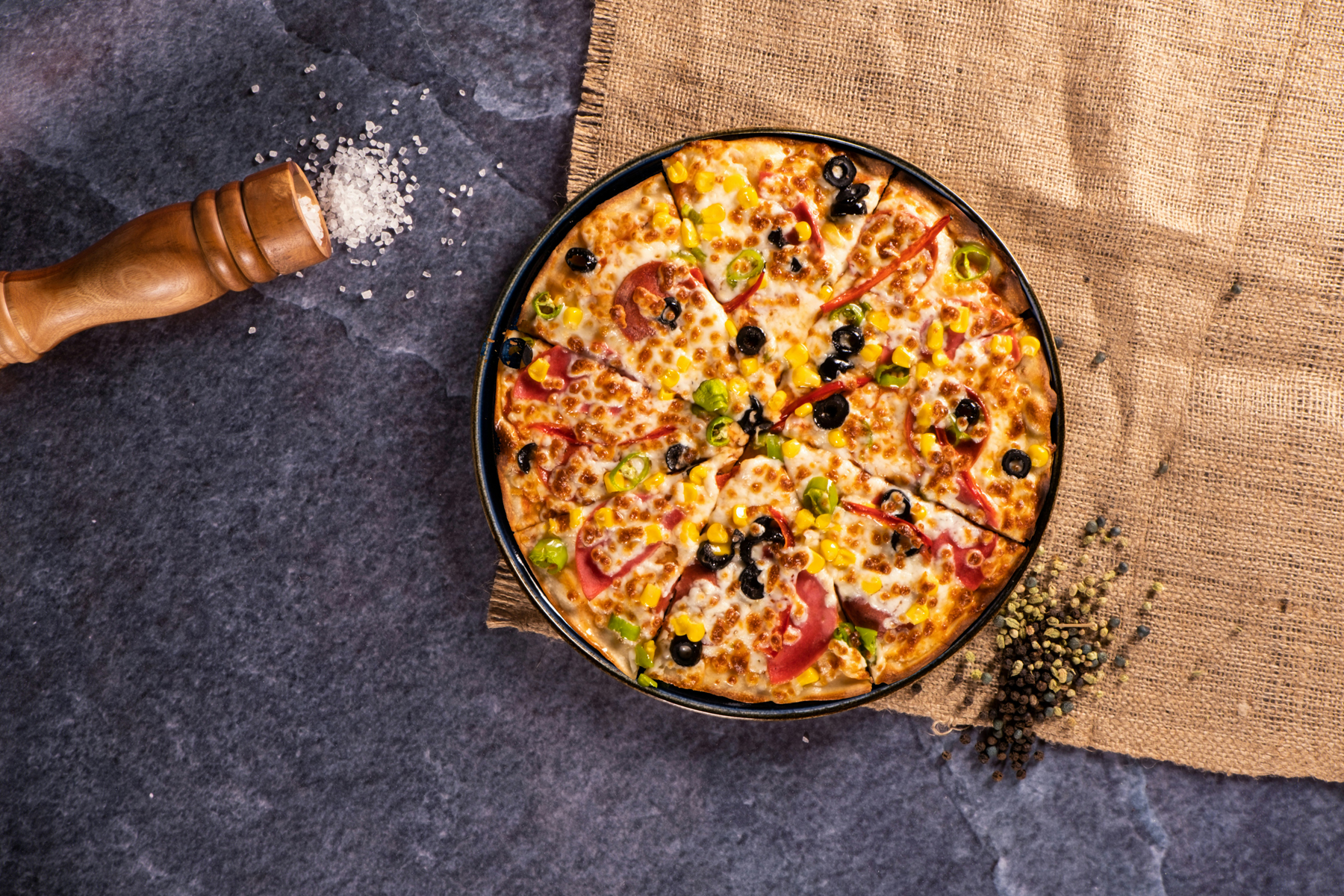 Pizzastein auf der Küchenarbeitsfläche