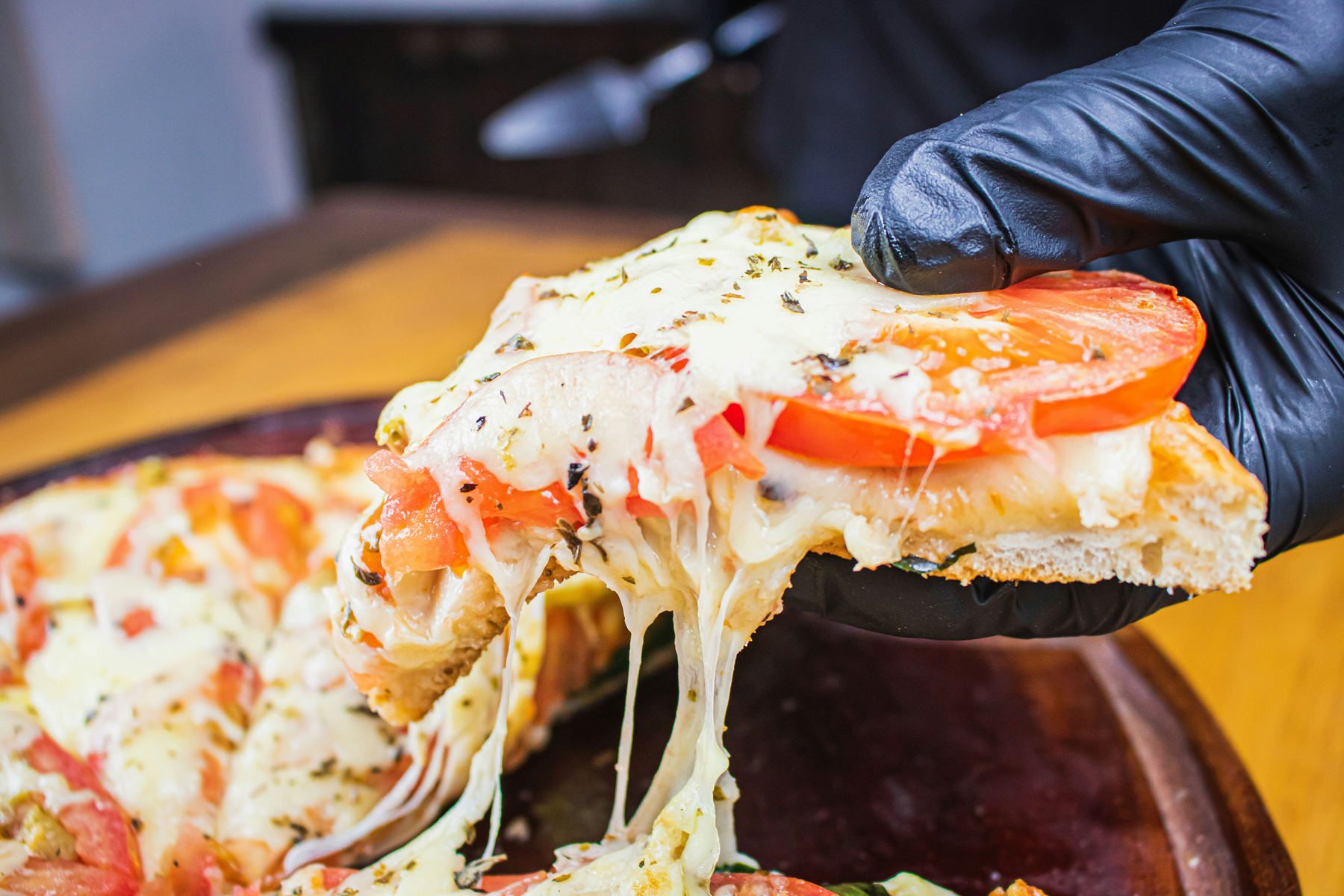 Pizzateig auf einer Pizzaschaufel