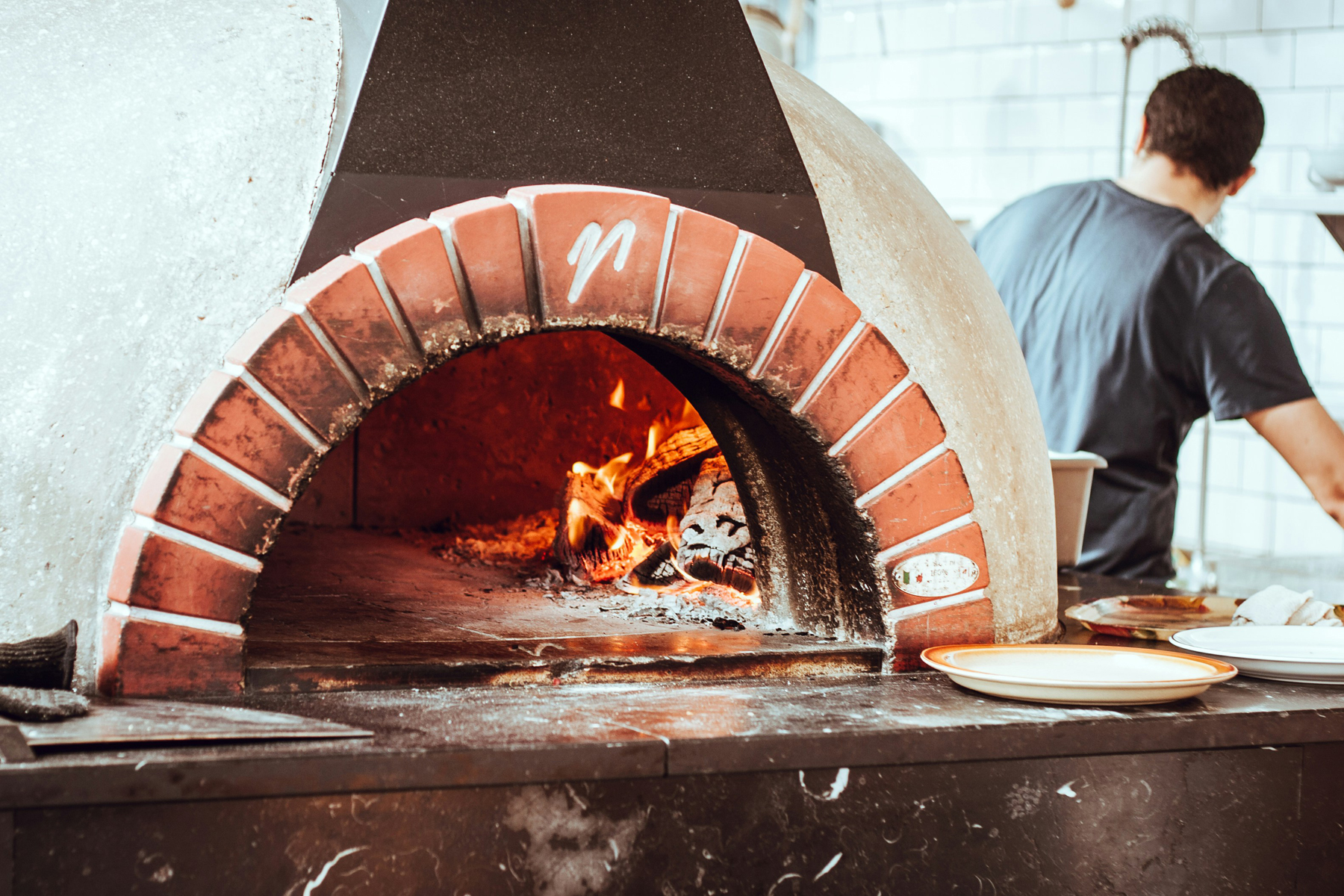 Pizzastein mit Riss auf dem Tisch