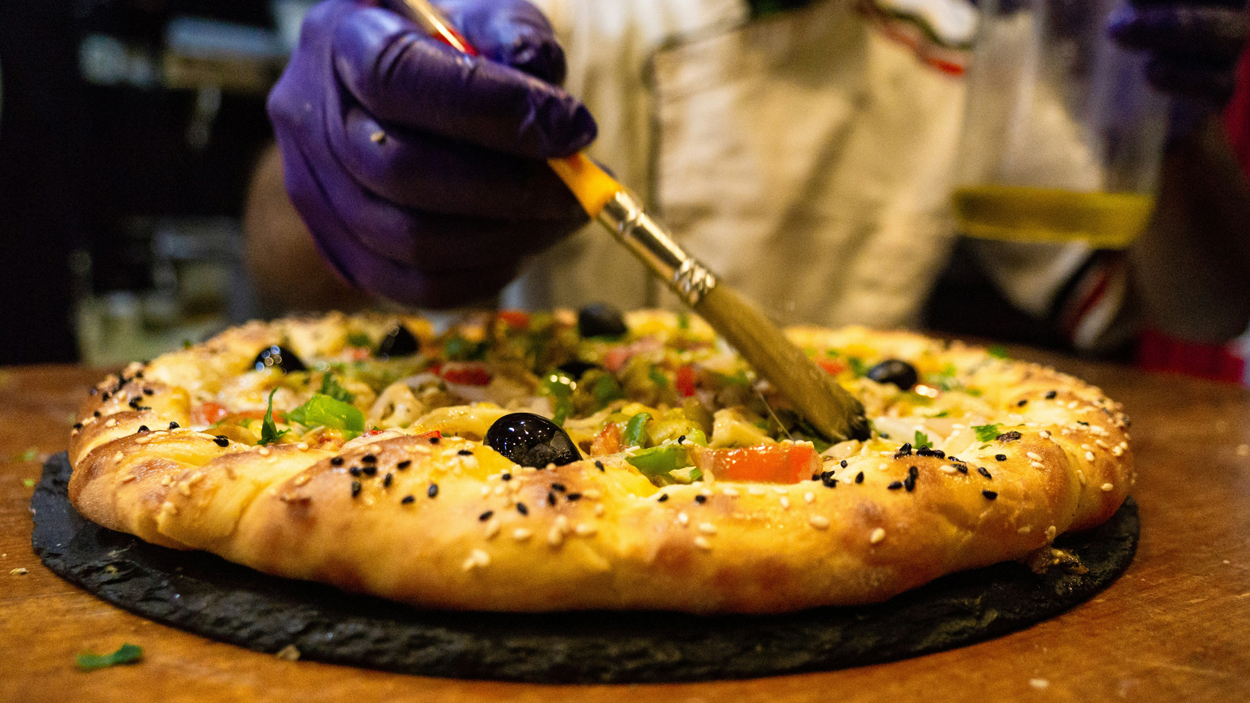 Pizzastein wird gründlich gereinigt