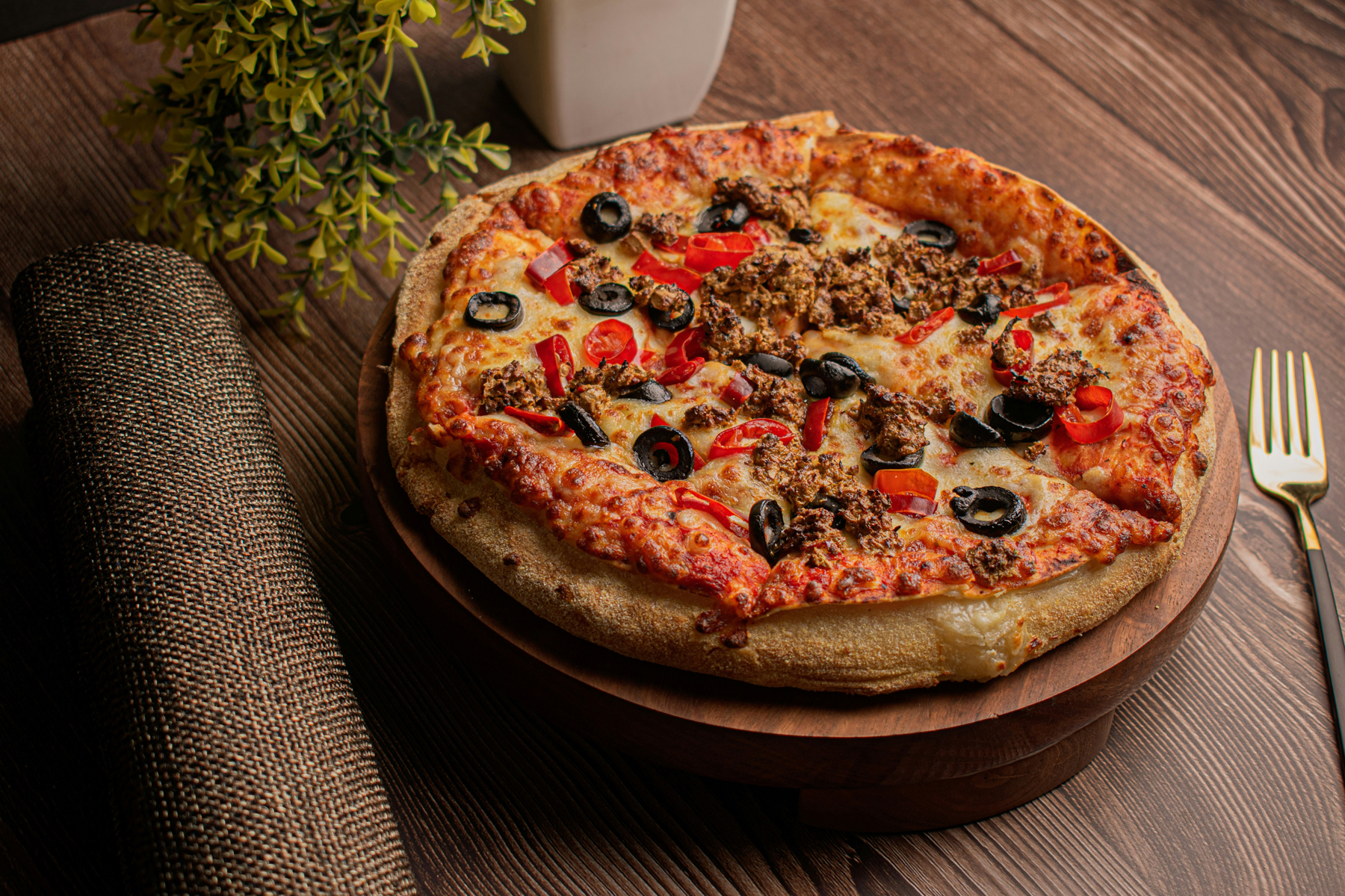 Gut gepflegter Pizzastein auf dem Tisch
