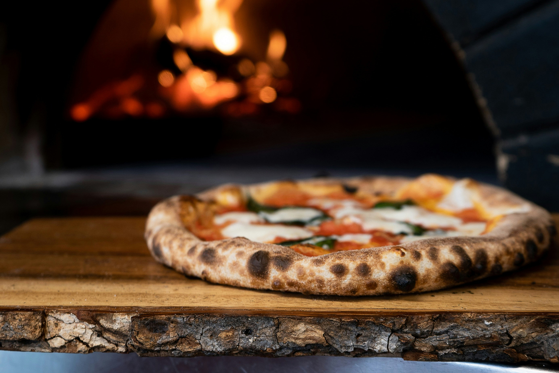 Pizzastein auf der Küchenarbeitsfläche