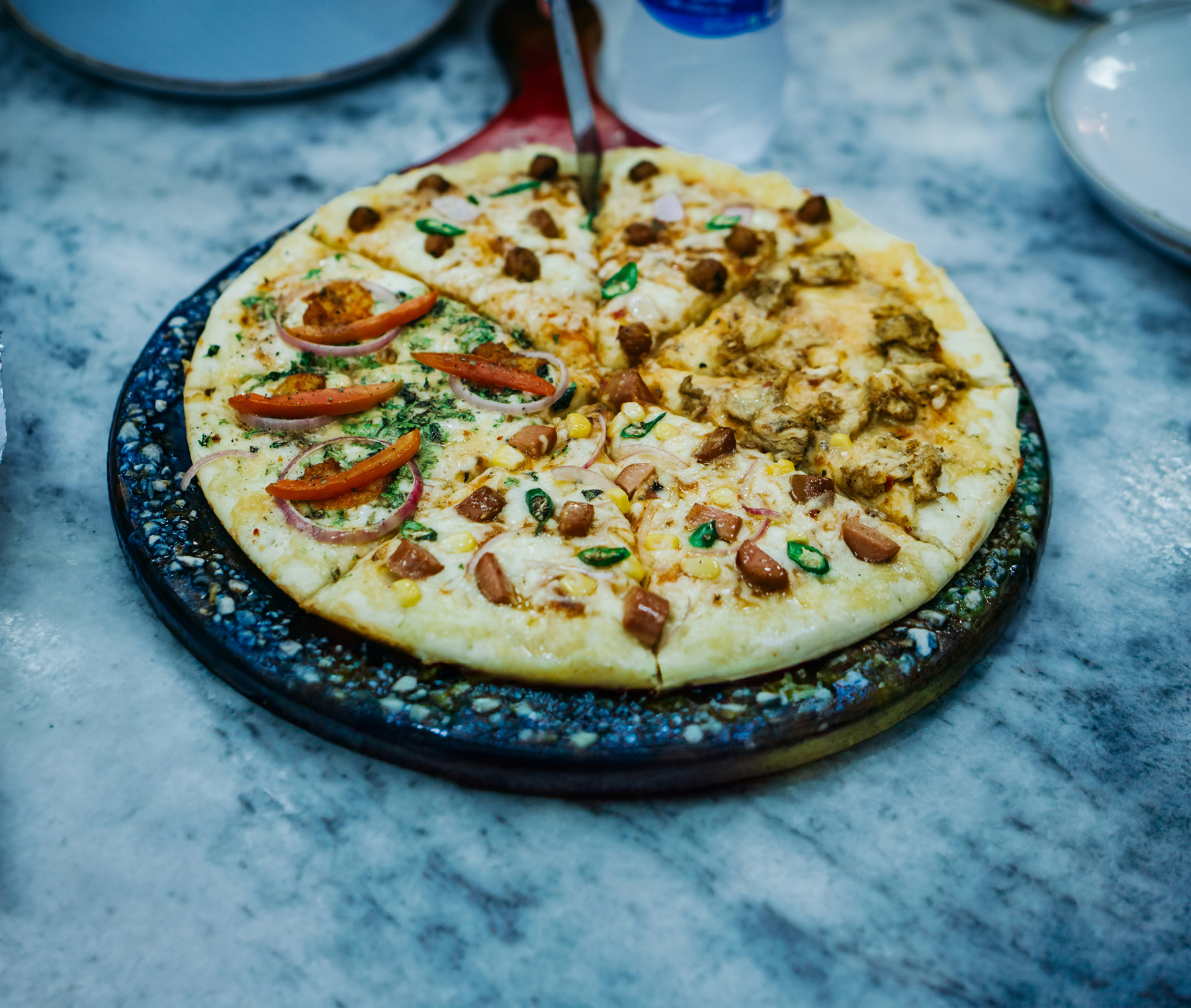 Pizzastein wird vorsichtig gereinigt