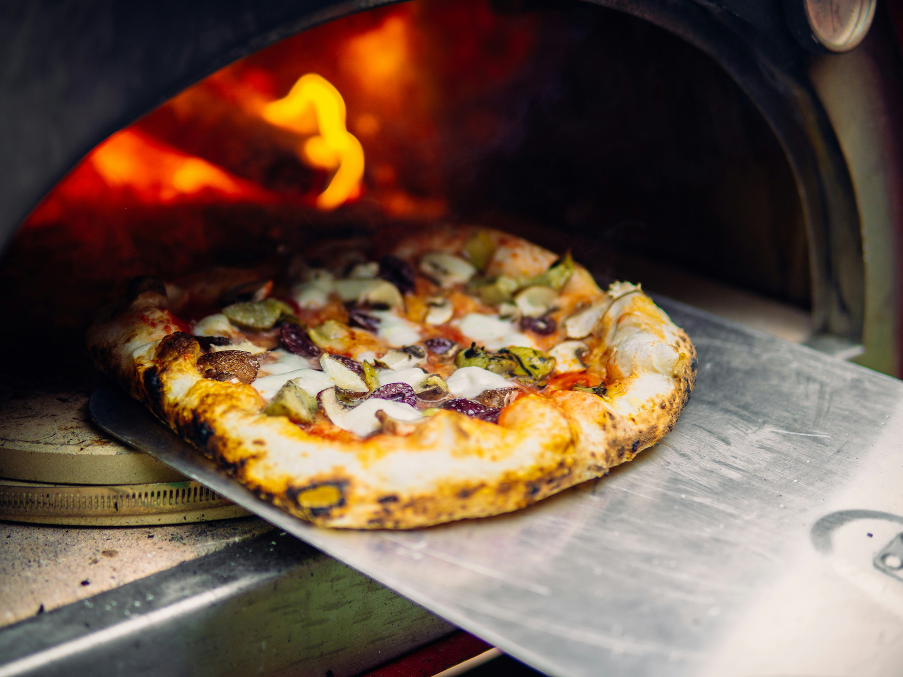Pizzastein mit Küchenutensilien