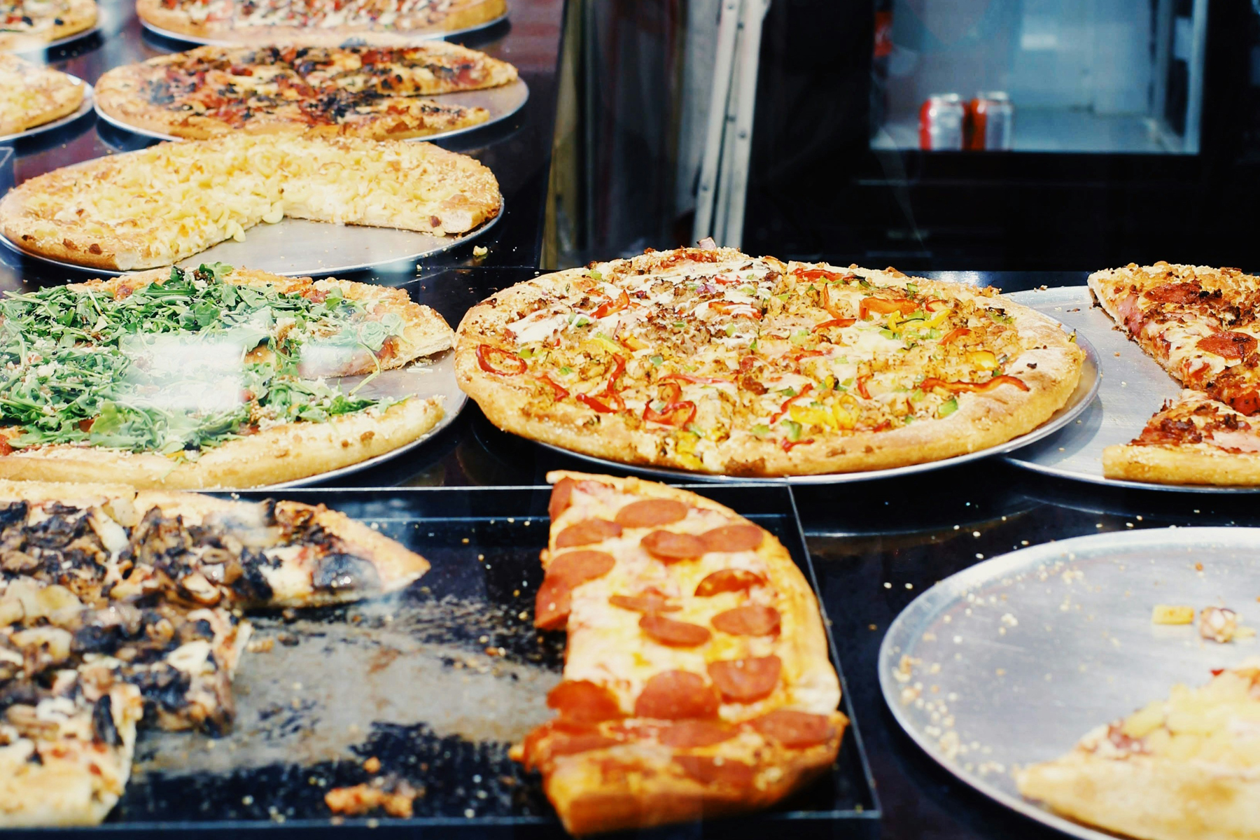 Pizzastein auf dem Küchentisch