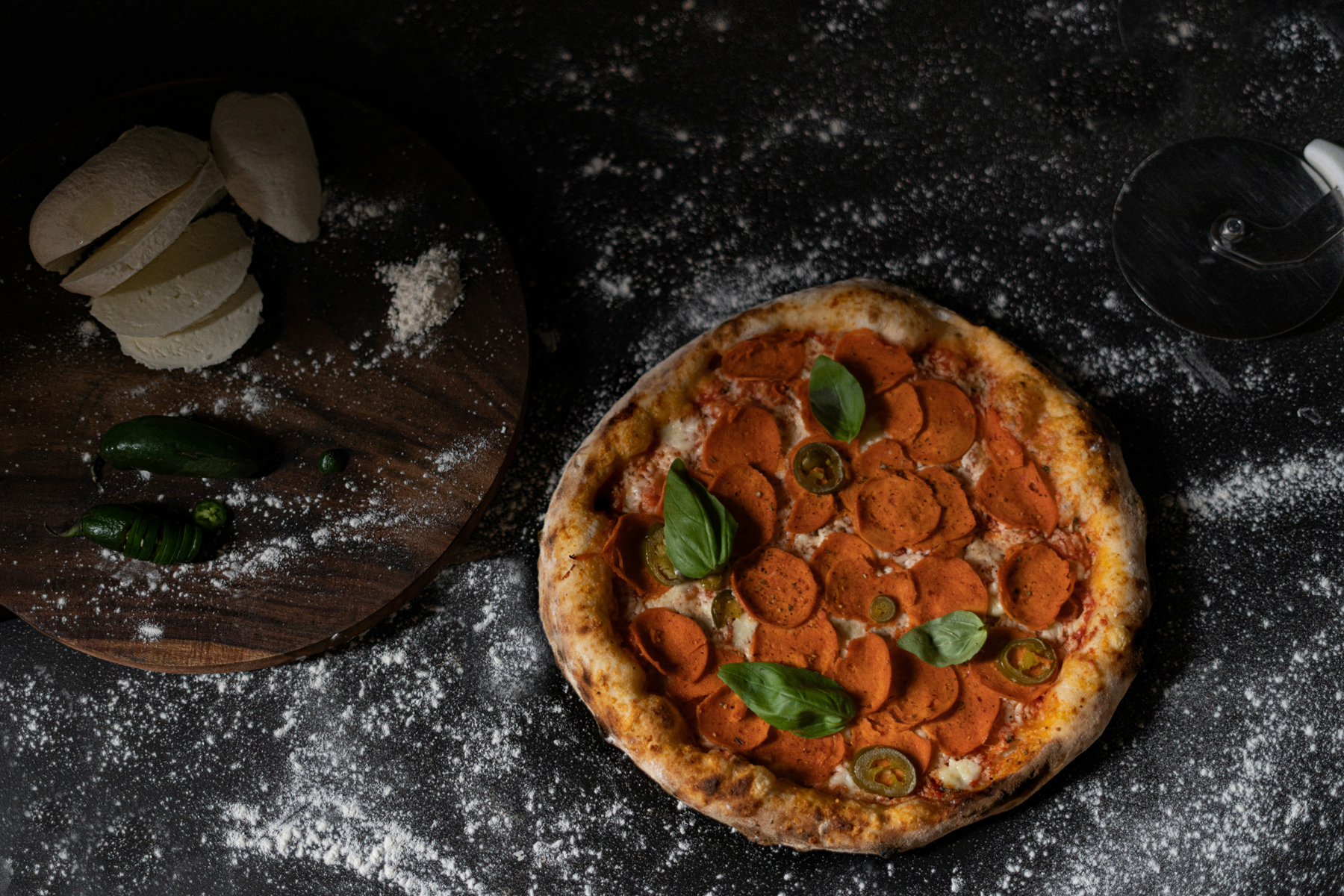 Neuer Pizzastein auf dem Tisch