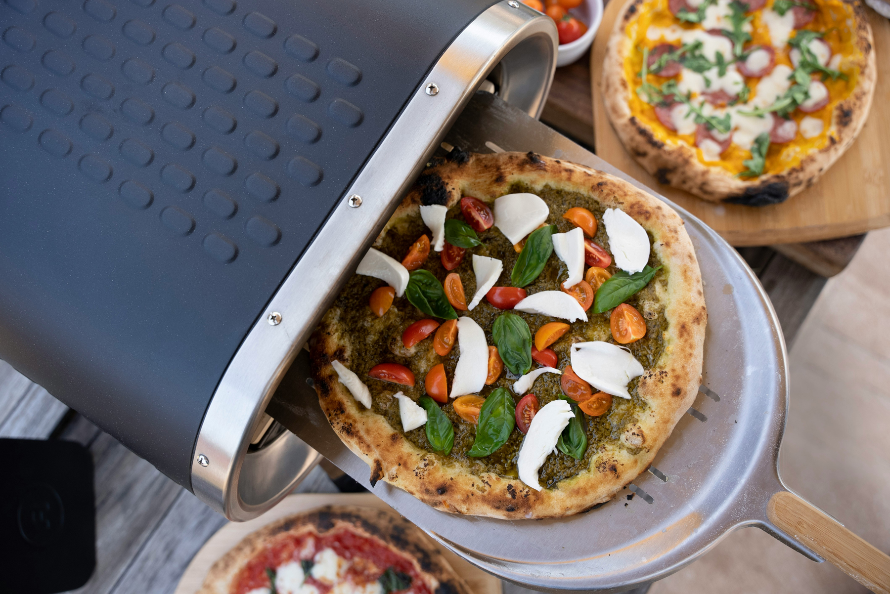Dunkler Pizzastein auf dem Grill
