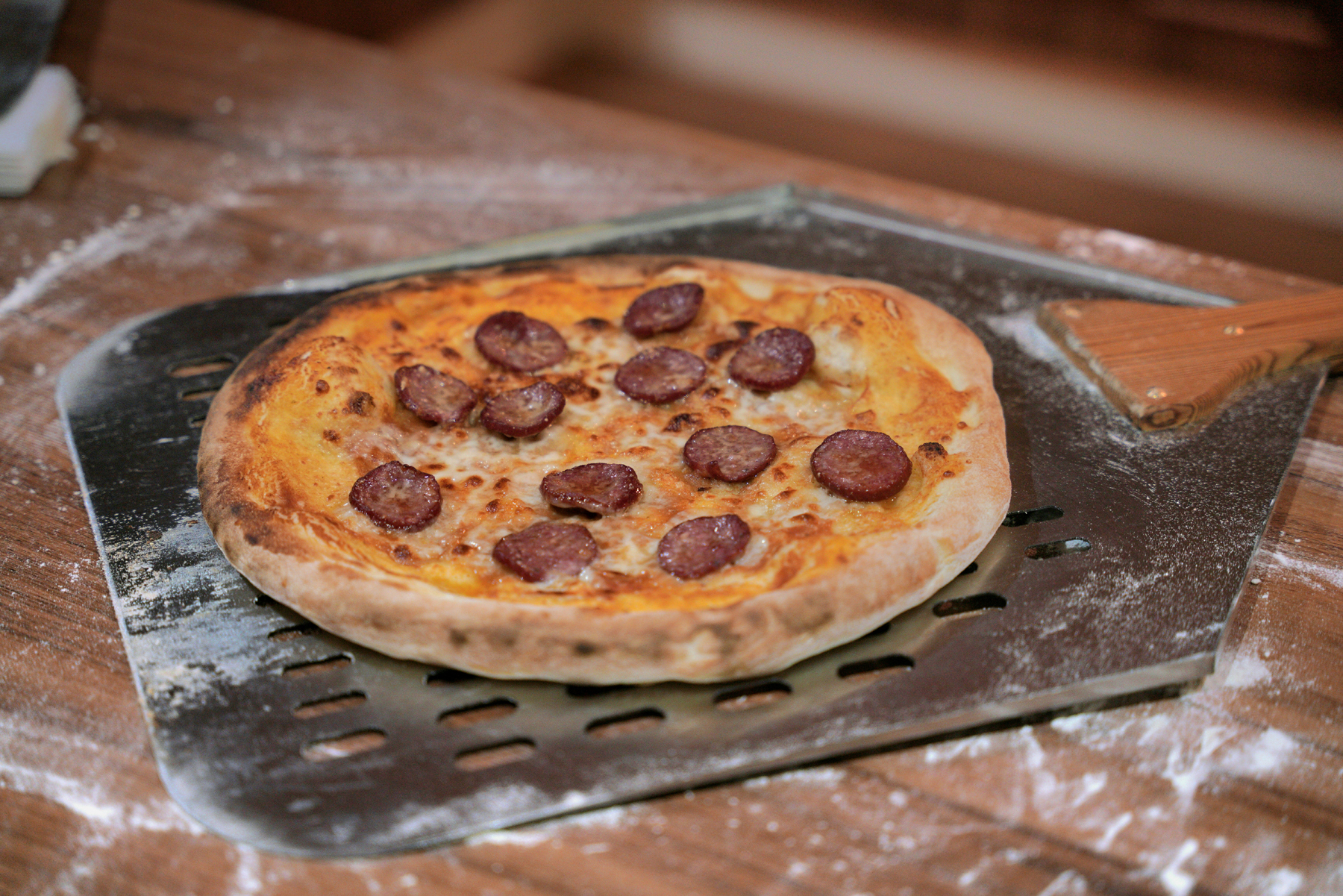 Pizzastein mit dunklen Flecken